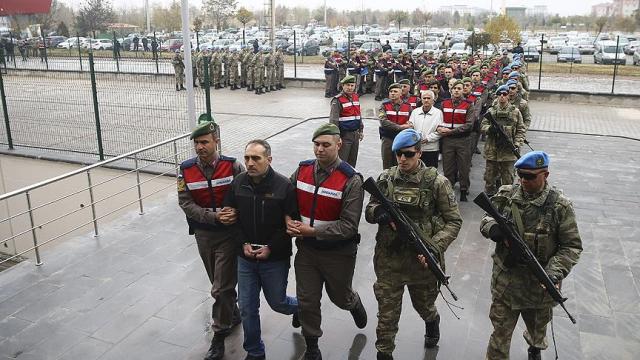 'Tabur komutanı sırtında bayrak taşıyan 2 genci şehit etti'