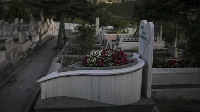 Kaybettiklerine özlemlerini mezar taşlarında anlatıyorlar