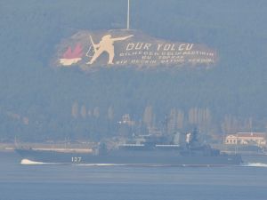 Rus askeri gemisi Çanakkale Boğazı'ndan geçti