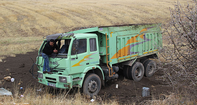 Kamyon şarampole yuvarlandı: 1 yaralı!