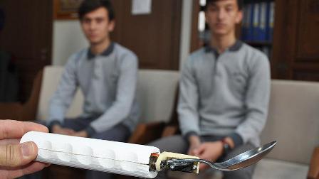 Öğrenciler içindekiler dökülmeyen kaşık tasarladı