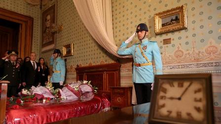 Atatürk'ün Dolmabahçe Sarayı'ndaki odasında tören