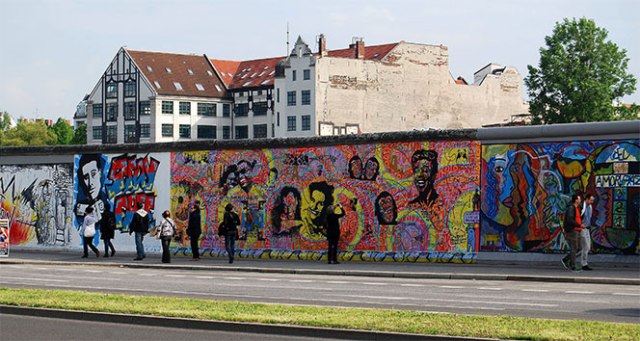 ‘Utanç duvarı’ yıklıdı 1 milyon memurun işine son verildi