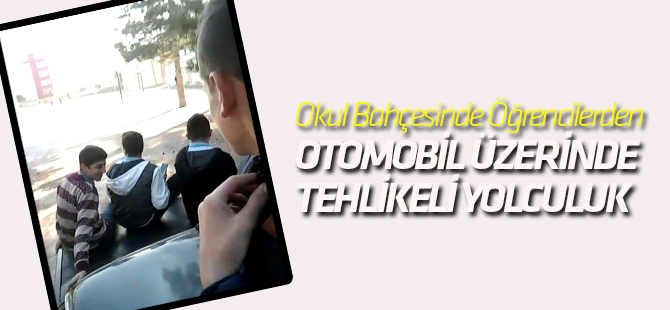 Okul Bahçesinde Öğrencilerden Otomobil Üzerinde Tehlikeli Yolculuk