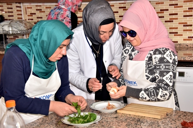 "Gören elleri" ile Yemek ve Pasta Yapmayı Öğreniyorlar