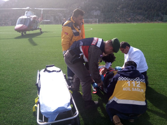 Kaybolan Hayvanlarını Ararken Kayalıklara Düşen Çoban Kurtarıldı