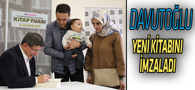Davutoğlu, yeni kitabını okurları için imzaladı
