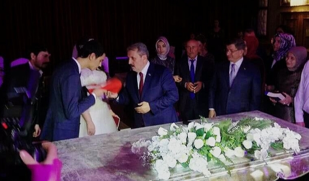 Yazıcıoğlu'nun oğlu Fatih evlendi... Davutoğlu nikah şahidi oldu