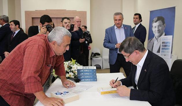 Eski Başbakan Ahmet Davutoğlu yeni kitabını anlattı!