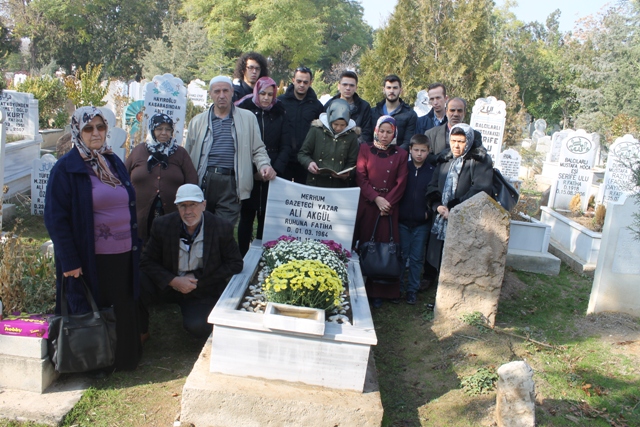 Gazeteci Ali Akgül, mezarı başında anıldı