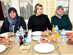 Emniyet Genel Müdürü Altınok'un eşi şehit yakınlarıyla buluştu