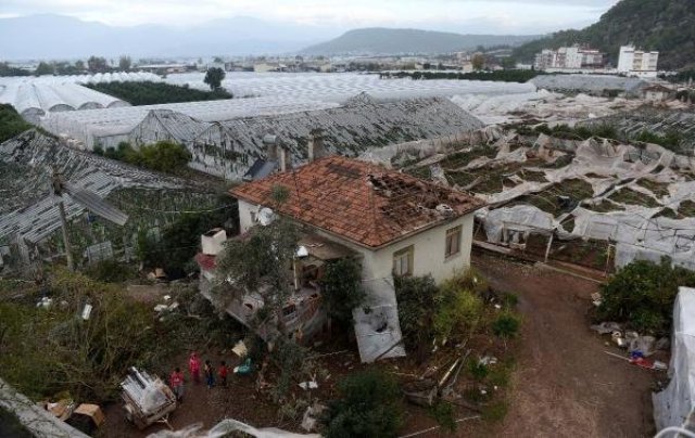 Antalya’da hortumun hasarı tespit ediliyor