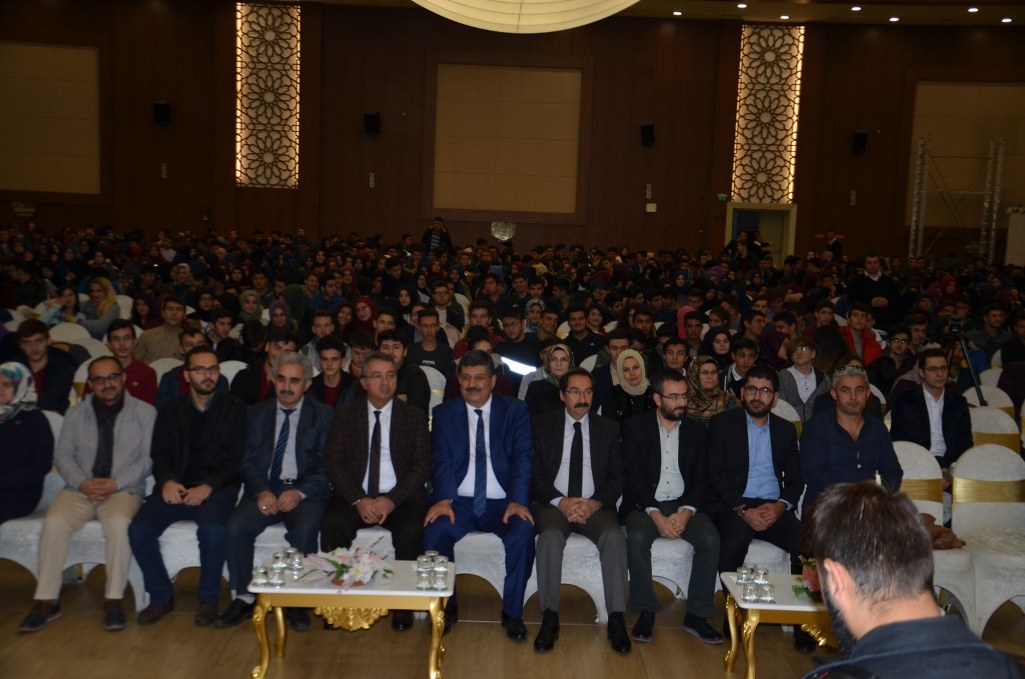 Yüzlerce öğrenci Karatay Konferanslarında buluştu