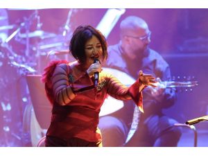 Nazan Öncel Zorlu PSM'de konser verdi