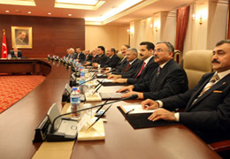 İki Bakan Odasını Boşalttı