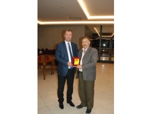 Hizmet veren sendikacılara teşekkür plaketi