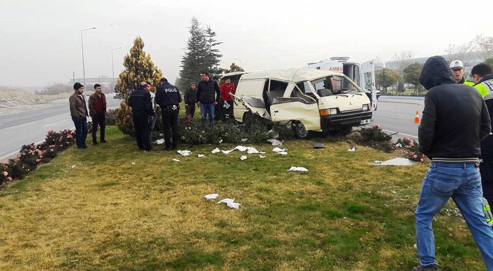 Konya'da Suriyeli İşçileri Taşıyan Minibüs Devrildi