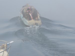 Beyşehir Gölü’nde balıkçılar sis altında avlanıyor