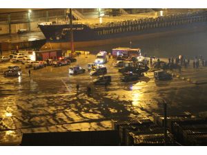 GÜNCELLEME 2 - Balıkesir'de otomobil denize düştü