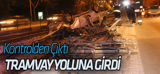 Kontrolden çıkan otomobil tramvay yoluna girdi: 2 yaralı