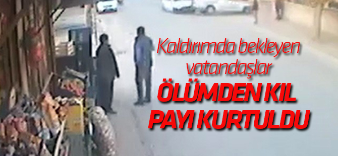 Kaldırımda bekleyen vatandaşlar ölümden kıl payı kurtuldu