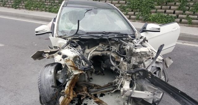 Kaza yapan lüks aracın motoru metrelerce uzağa fırladı