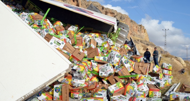 Tırlar kaza yaptı, muzlar yola saçıldı