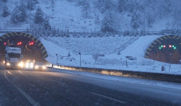 Ankara yolunda yoğun kar yağışı trafiği durdurdu!