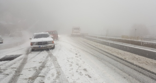 Bolu Dağında kar yağışı etkili oluyor