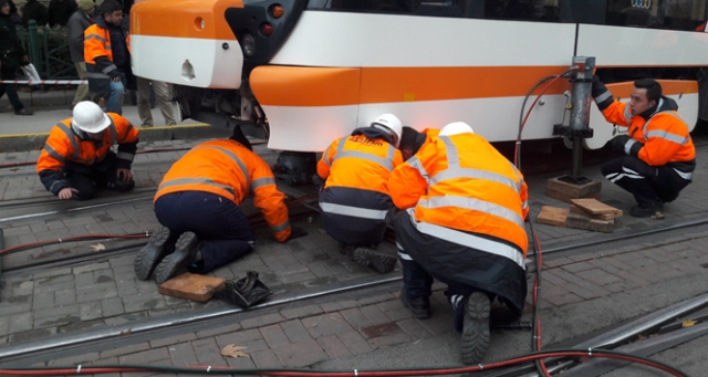 Eskişehir'de tramvay raydan çıktı, ulaşım 2 saat durdu