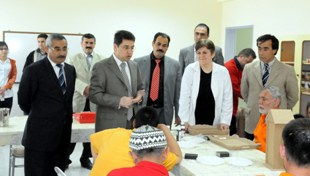 Zihinsel engellilere ahşap boyama kursu