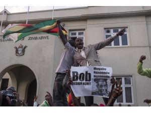 Zimbabve halkı Mugabe'nin istifasını kutluyor
