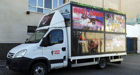 Veliler, okul önlerinde bulunan seyyar '10 D Sinema' ünitelerinden rahatsız