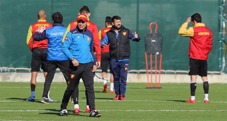 Tamer Tuna imza atacak