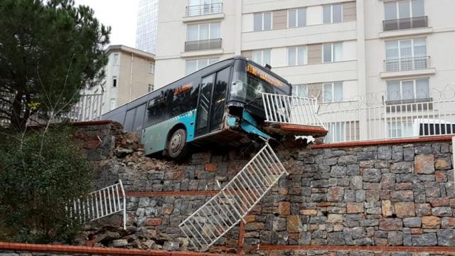 Halk otobüsü okulun istinat duvarını yıktı