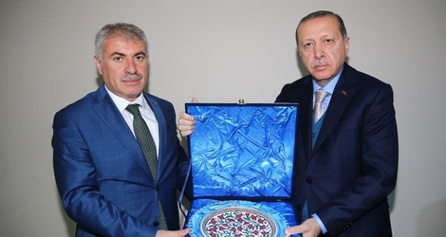 Cumhurbaşkanı Erdoğan’dan Başkan Memiş’e plaket