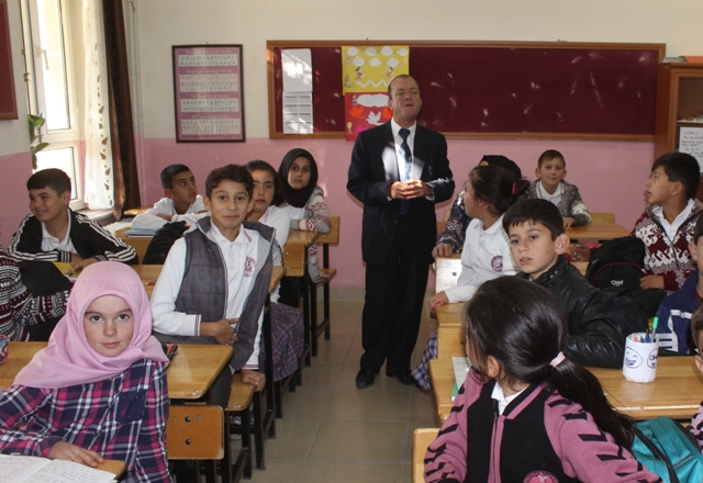 Görmeyen gözleriyle öğrencilerine ışık saçıyor
