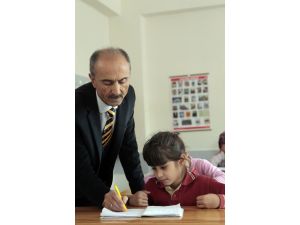 Bir böbreğiyle kızına diğeriyle de öğrencilerine hayat verdi