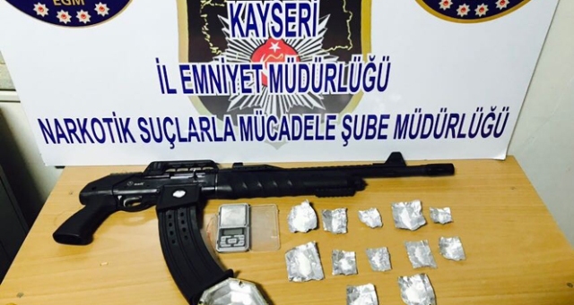 Uyuşturucu operasyonunda gözaltına alınan 3 kişi otomatik tüfek ile yakalandı