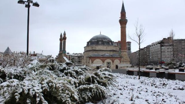 Sivas'ta kar yağışı etkili oluyor