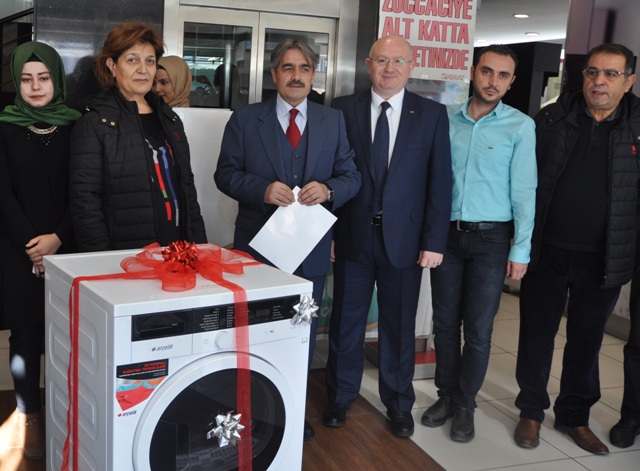 Arçelik’ten yılın emekli öğretmenine ödül