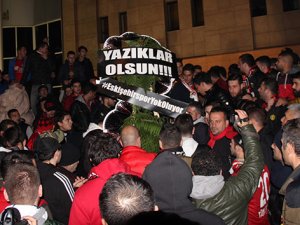 Eskişehirspor taraftarlarından protesto