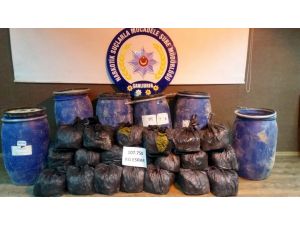 Toprağa gömülü uyuşturucuyu narkotik köpeği buldu