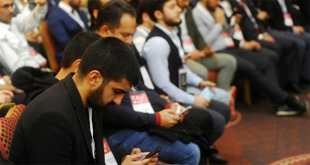 Teknoloji bağımlılığı kongresinde konuklar cep telefonlarıyla ilgilendi