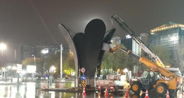 Kızılay Meydanı'ndaki lale heykeli kaldırıldı