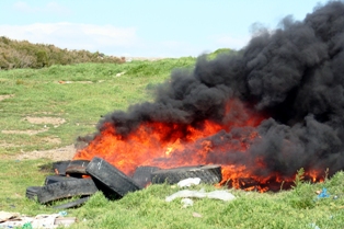 Orman yakınında lastikleri ateşe verdiler