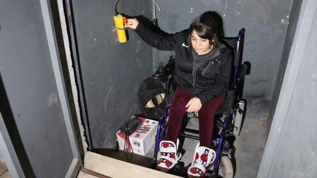 Engelli kızı için asansör yaptı