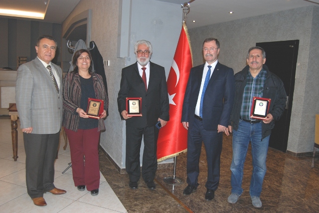 Türk Eğitim-Sen’den Emekli Öğretmenlere Plaket