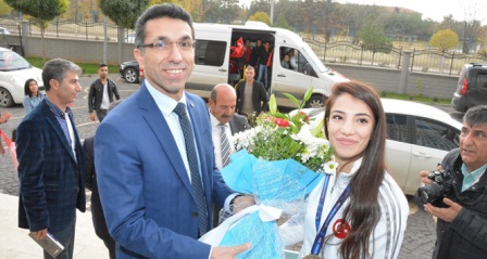 Dünya Şampiyonu güreşçiye coşkulu karşılama