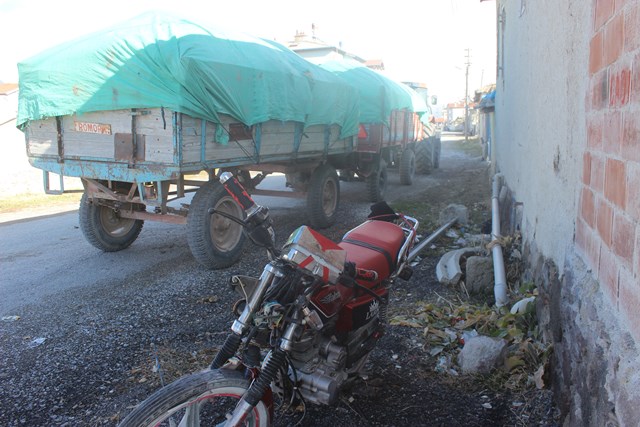 Motosikletle traktör çarpıştı: 1 yaralı